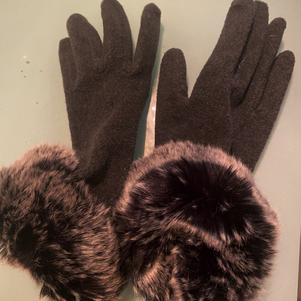 Black gloves with grey fur cuff